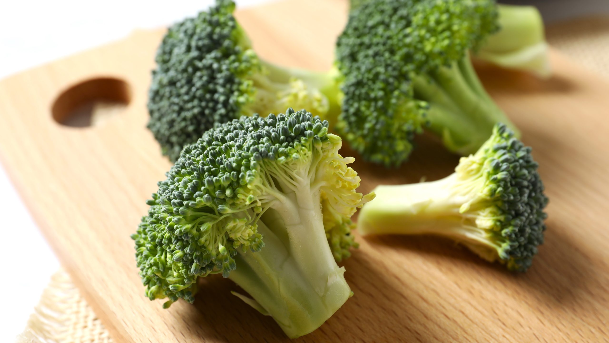 cutting up broccoli to help heal a leaky gut